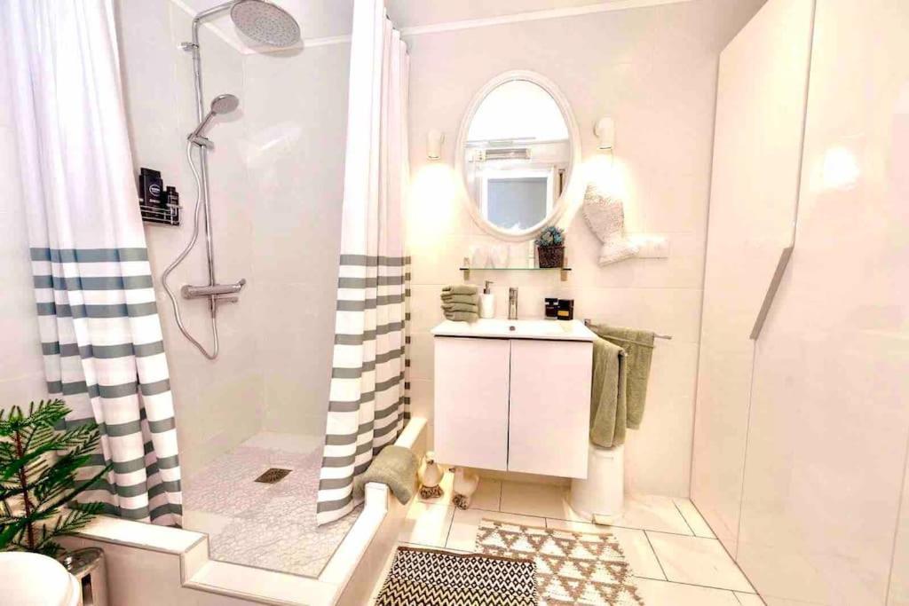 Cute Tiny House Villa Rafína Exteriör bild